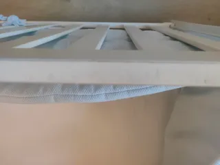 Cuna de bebé blanca con cajón