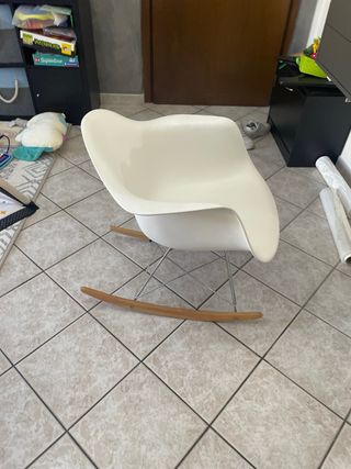 Sedia a dondolo design bianca e legno