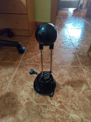 Lámpara de escritorio negra y plateada