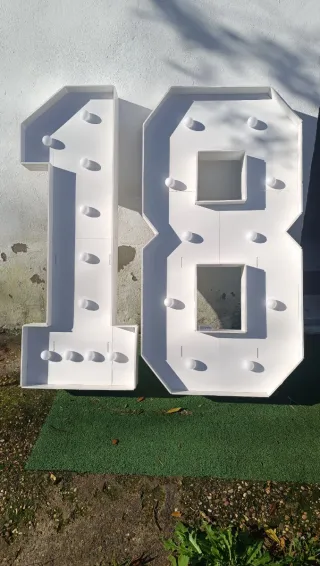 Número 18 luminoso