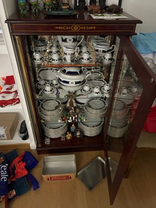 Vitrina de madera y cristal