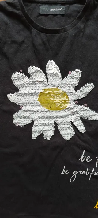 Camiseta Desigual niña flor lentejuelas. Talla 7/8