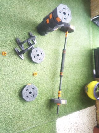 Pesas mancuernas y barra de gimnasio