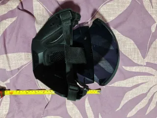 Casco de disfraz negro