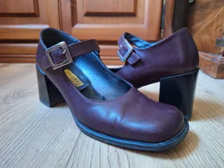 Zapatos de piel burdeos con hebilla