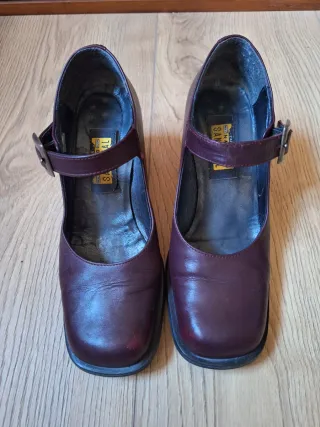 Zapatos de piel burdeos con hebilla