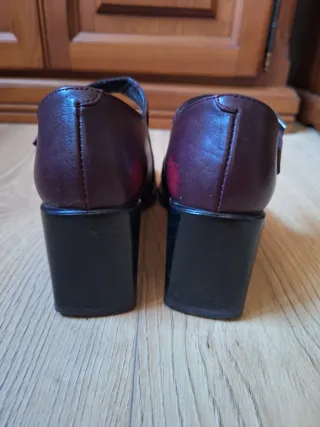 Zapatos de piel burdeos con hebilla