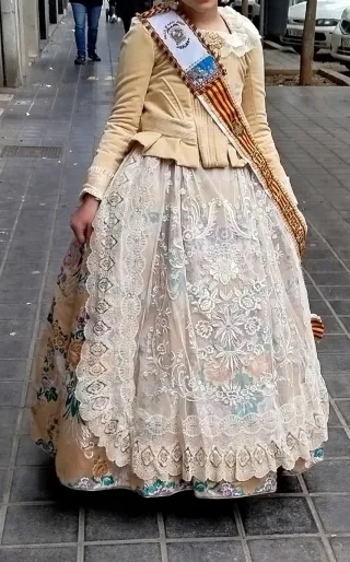 Traje de Fallera 8/11 años + Can Can 75+ corpiño