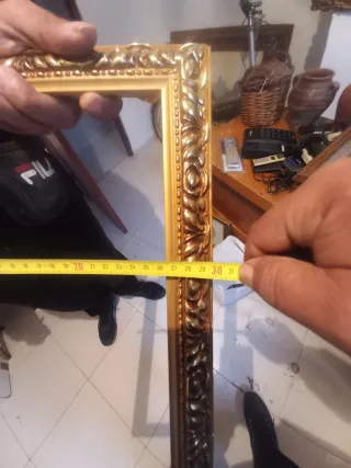 Marco de espejo dorado antiguo