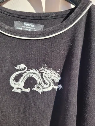 Bellissima maglietta nera Bershka con drago
