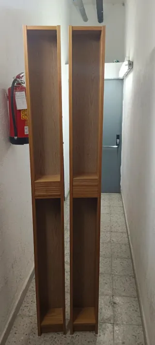 Estanterías altas de madera