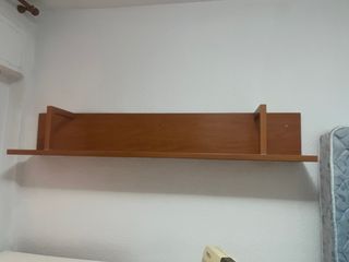 Estantería de madera marrón