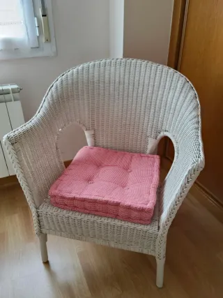 Sillón de mimbre blanco