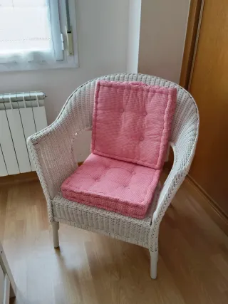 Sillón de mimbre blanco