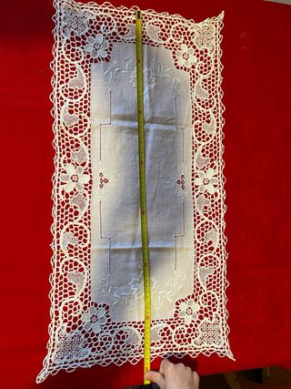 Lino ricamato a mano con pizzo