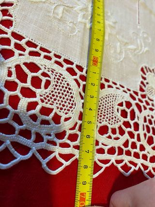 Lino ricamato a mano con pizzo