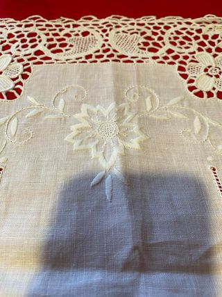 Lino ricamato a mano con pizzo