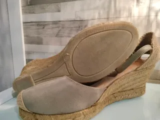 Alpargatas cuña mujer beige.