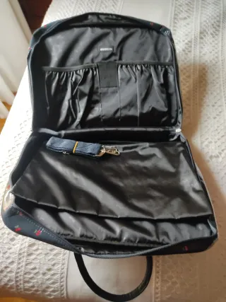 Maleta portátil azul con estampado de cerezas