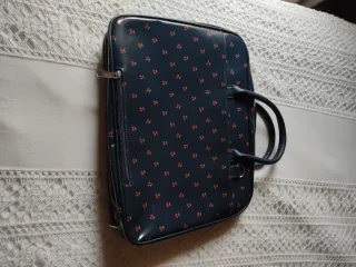 Maleta portátil azul con estampado de cerezas