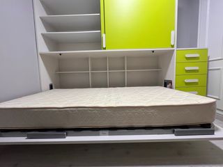 Cama abatible con armario y cajonera.