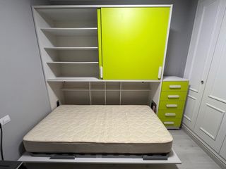 Cama abatible con armario y cajonera.