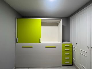 Cama abatible con armario y cajonera.