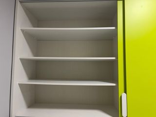 Cama abatible con armario y cajonera.