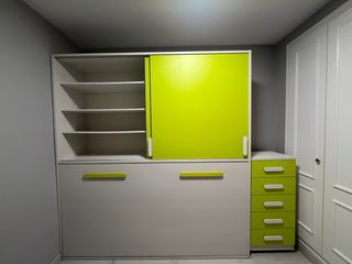 Cama abatible con armario y cajonera.