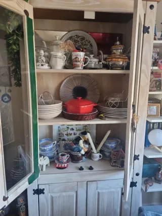 Vitrina de madera y cristal