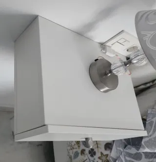 Mesitas de noche flotantes plateadas