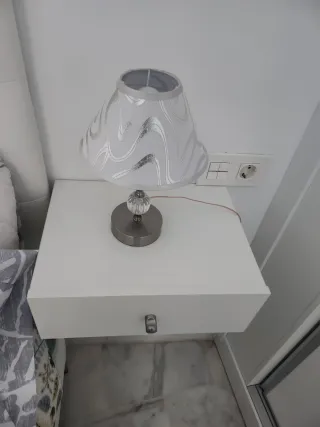 Mesitas de noche flotantes plateadas