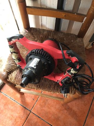 Herramienta eléctrica roja para pesas ase un ruido