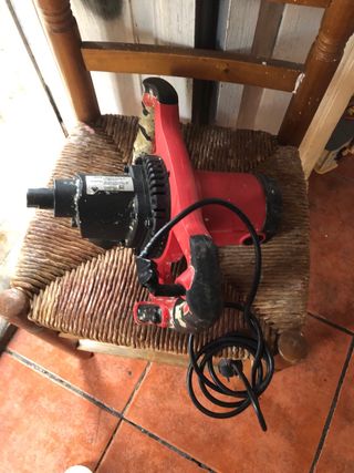 Herramienta eléctrica roja para pesas ase un ruido