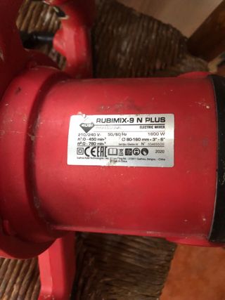 Herramienta eléctrica roja para pesas ase un ruido