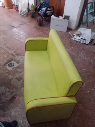 Sofá verde de tela para niño/as