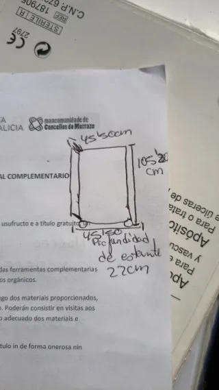 Estantería giratoria blanca con ruedas