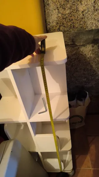 Estantería giratoria blanca con ruedas