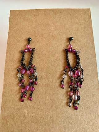 Pendientes largos con cuentas rosas y plateadas
