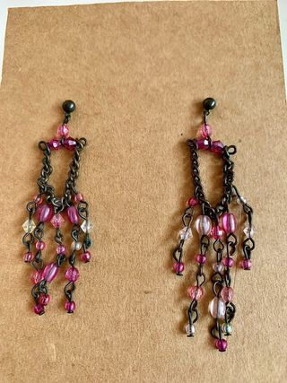 Pendientes largos con cuentas rosas y plateadas