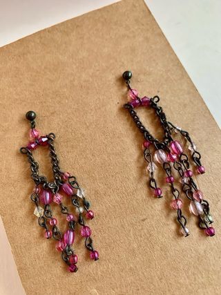 Pendientes largos con cuentas rosas y plateadas