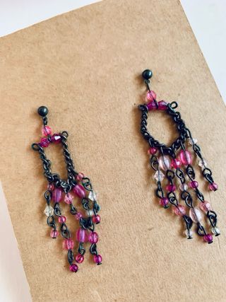 Pendientes largos con cuentas rosas y plateadas