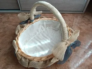 Cesta de mimbre decorada para eventos