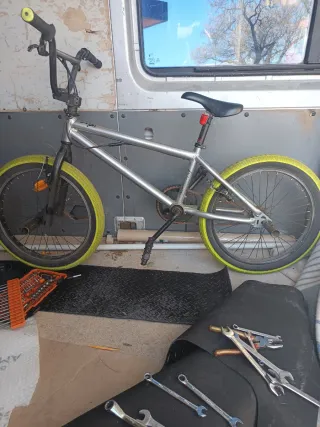 Bicicleta BMX con llantas amarillas