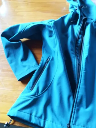 Abrigo azul hombre con capucha