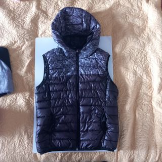 Chaleco con gorro. Negro. Mujer