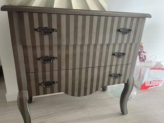 Cómoda de madera con rayas dos tonos de grises