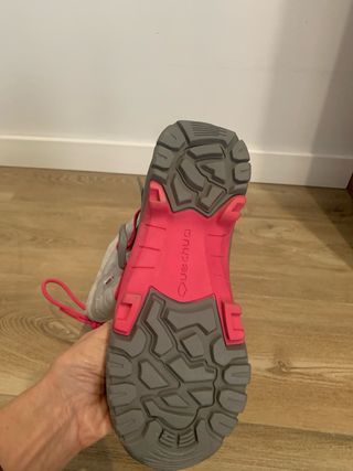 Botas de pre-esquí grises y rosas