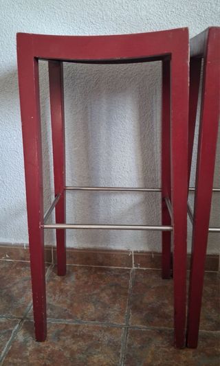 Butaca de madera para bar con reposapies de metal