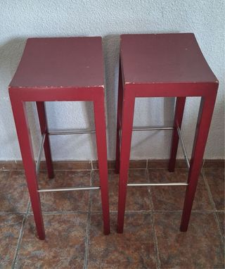 Butaca de madera para bar con reposapies de metal